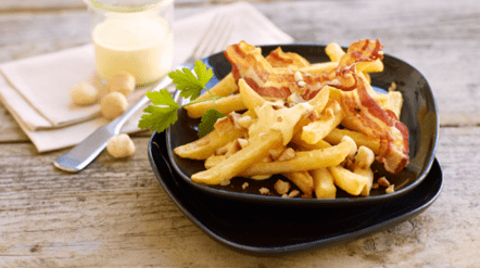 Patatas fritas con bacon, nueces y salsa de azafrán