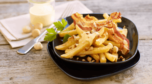 Patatas fritas con bacon, nueces y salsa de azafrán