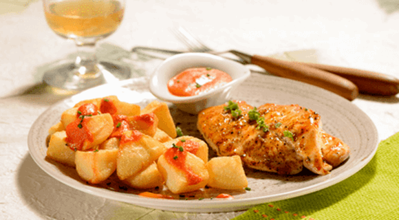 PATATAS BRAVAS CON POLLO ESPECIADO